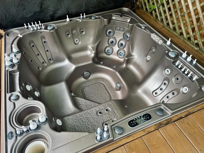 Hydropool hot tub deep clean. (image 5 of 9)