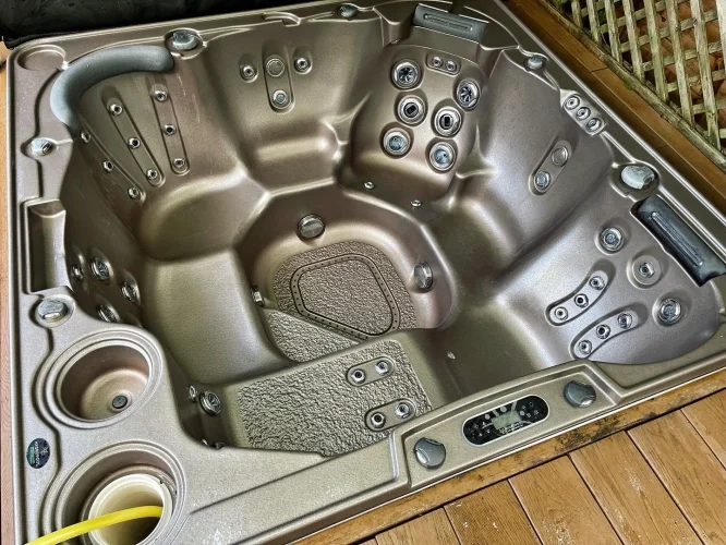 Hydropool hot tub deep clean. (image 6 of 9)