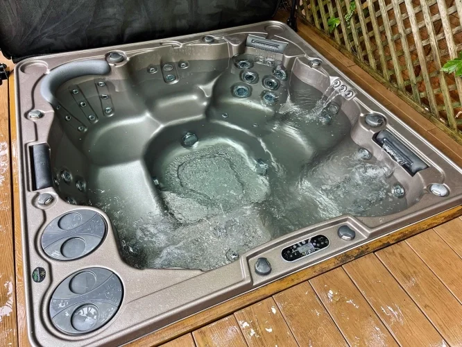 Hydropool hot tub deep clean. (image 8 of 9)