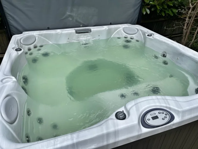 Jacuzzi deep clean & water change