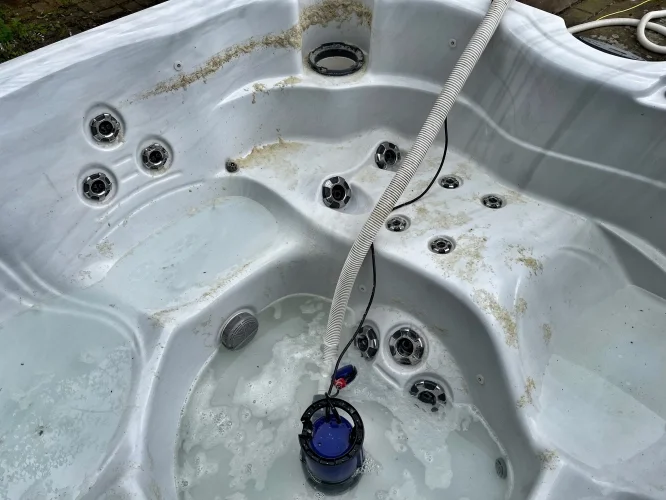 Jacuzzi deep clean & water change (image 4 of 8)