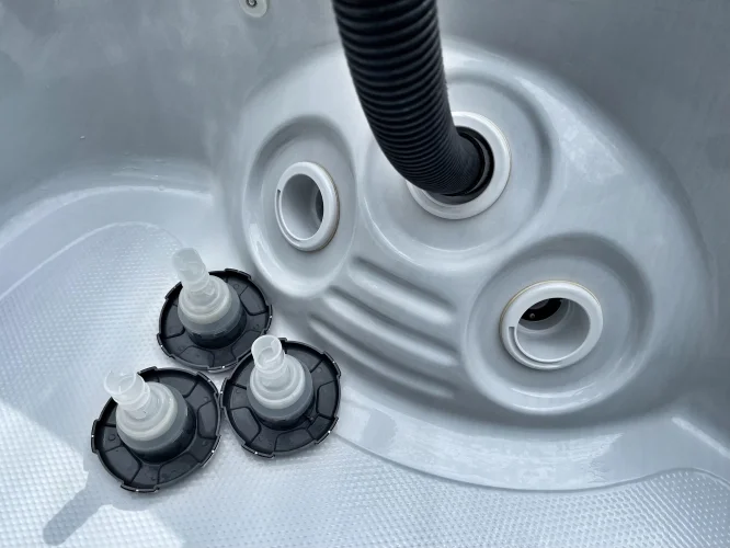 Jacuzzi deep clean & water change (image 5 of 8)