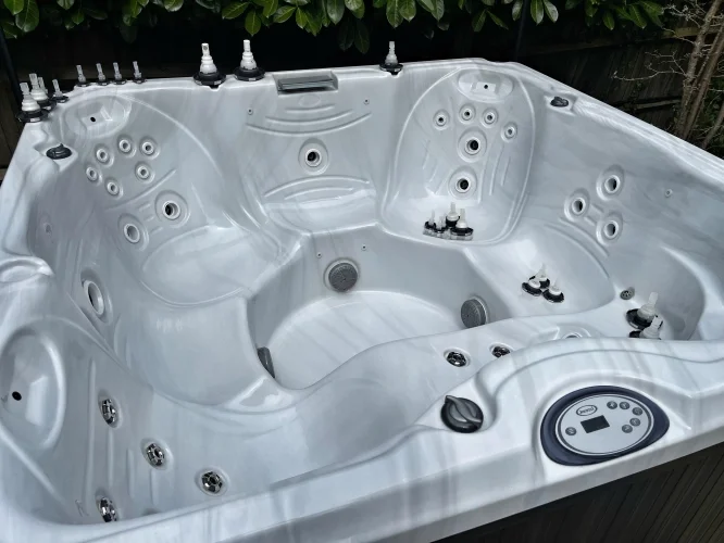 Jacuzzi deep clean & water change (image 6 of 8)